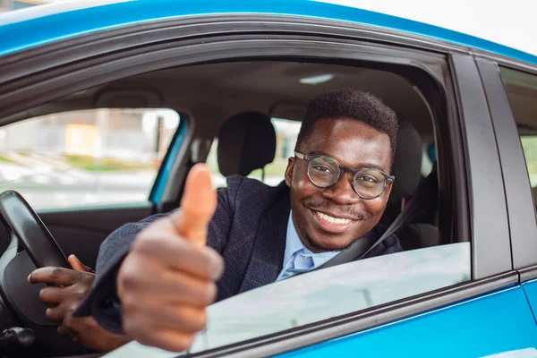 Glückliche Afrikanische Mann Zeigen Daumen Nach Oben Auto Mann Steuer — Stockfoto