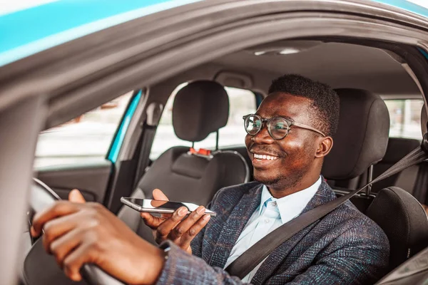 Telefonieren Durch Autofahren Riskante Handynutzung Während Der Fahrt Nahaufnahme Eines — Stockfoto