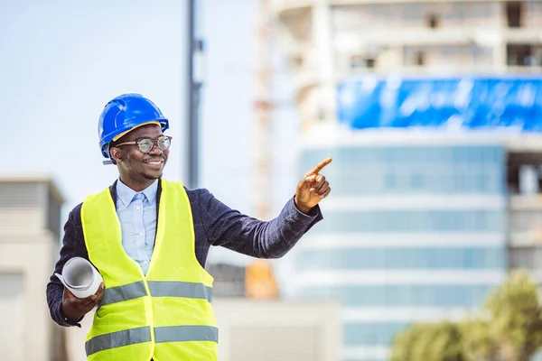 Portret Uśmiechniętego Inżyniera Twardym Kapeluszu Stojącego Placu Budowy Trzymającego Plan — Zdjęcie stockowe