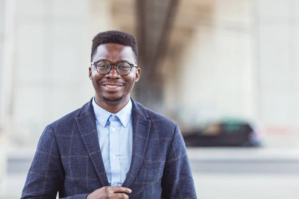 Retrato Cabeza Hombros Del Joven Afroamericano Sonriente Afroamericano Millennial Hombre — Foto de Stock