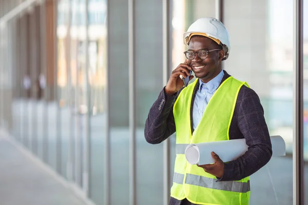 Ingenieur Bouwplaats Met Zijn Smartphone Jonge Mannelijke Ingenieur Zakenman Bouwplaats — Stockfoto