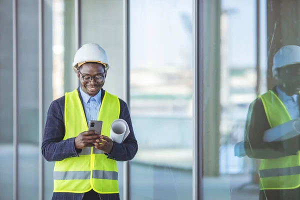 Snygg Leende Arkitekt Klädd Smart Casual Med Hjälm Huvudet Hålla — Stockfoto