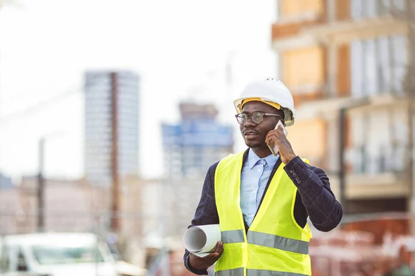 Porträtt Afroamerikansk Man Arkitekt Bär Väst Och Hjälm Står Han — Stockfoto