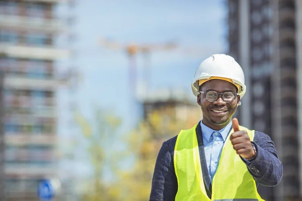 Glad Man Mid Vuxen Arkitekt Ingenjör Tittar Kameran Och Visar — Stockfoto