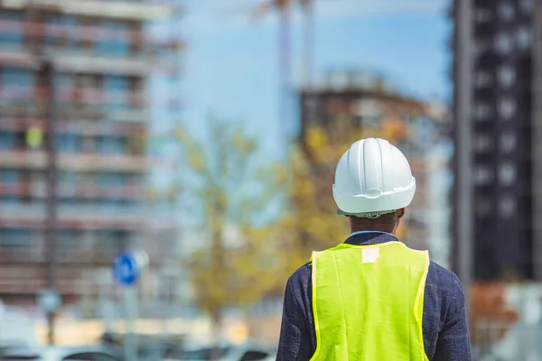 Ingeniero Buscando Edificio Construcción Hombre Trabajador Mantenimiento Con Casco Seguridad —  Fotos de Stock