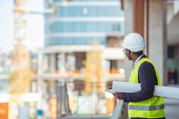 Ingenjör Som Arbetar Med Utomhusprojekt Porträtt Stilig Svart Ingenjör Byggnadsprojekt — Stockfoto