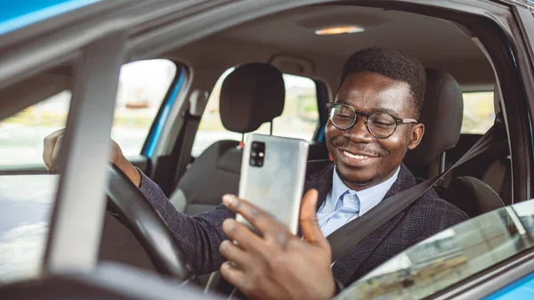 Człowiek Patrzący Telefon Komórkowy Podczas Jazdy Portret Młodego Kierowcy Korzystającego — Zdjęcie stockowe