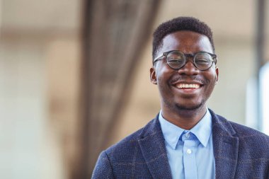 Şehirdeki yakışıklı bir gencin portresi. Kendine güvenen genç bir iş adamının portresi şehir geçmişine karşı duruyor. Yanlız duran yakışıklı bir gencin kesilmiş portresi.