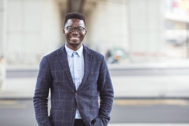 Genç Afrikalı Amerikalı bir adamın portresi. Gülümseyen Afro-Amerikan milenyum işadamı gözlüklü, gözlüklü, başarılı siyah erkek pozu veren, gözlüklü, gülen kameraya bakın.