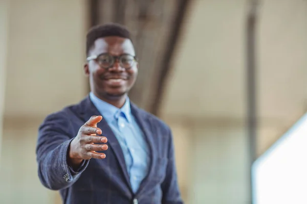 Glücklicher Junger Geschäftsmann Reicht Die Hand Zum Händeschütteln Machen Sie — Stockfoto
