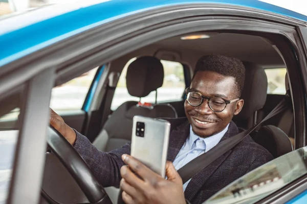 Schnappschuss Eines Mannes Der Sein Handy Während Der Fahrt Benutzt — Stockfoto