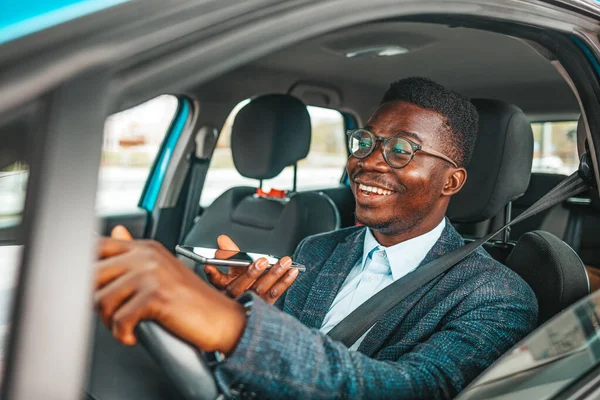 Facet Rozmawiający Przez Smartfona Prowadzący Samochód Udany Człowiek Siedzący Kółkiem — Zdjęcie stockowe