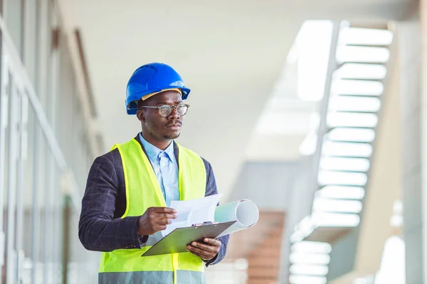 Kvalitetskontrollant Fabrik Porträtt Leende Ingenjör Hårdhatt Stående Byggarbetsplatsen Med Ritning — Stockfoto