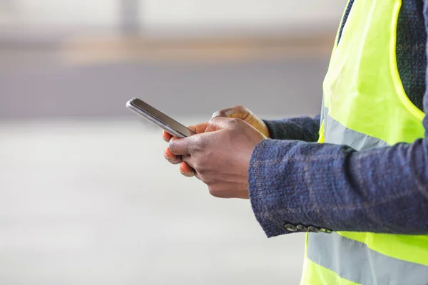 Foreman Skickar Instruktioner Smartphone Arbetstagare Väst Stående Inne Byggnaden Byggprocessen — Stockfoto