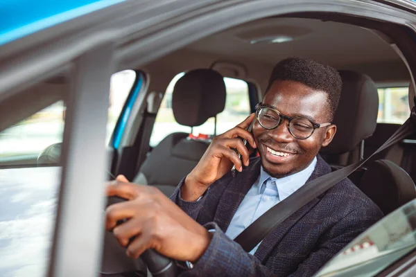 Geschäftsmann Mit Handy Während Der Autofahrt Nettes Geschäftsgespräch Schöner Junger — Stockfoto