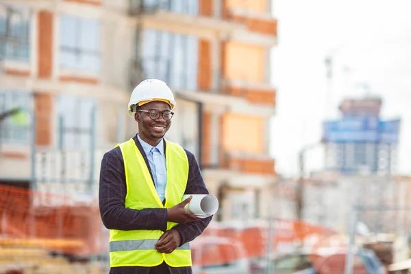 Porträtt Afroamerikansk Man Arkitekt Bär Väst Och Hjälm Står Han — Stockfoto