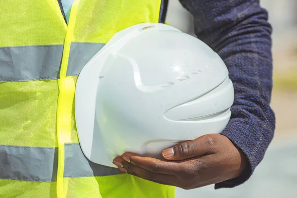 Close Engenharia Segurando Capacete Branco Segurança Chapéu Duro Fundo Construção — Fotografia de Stock