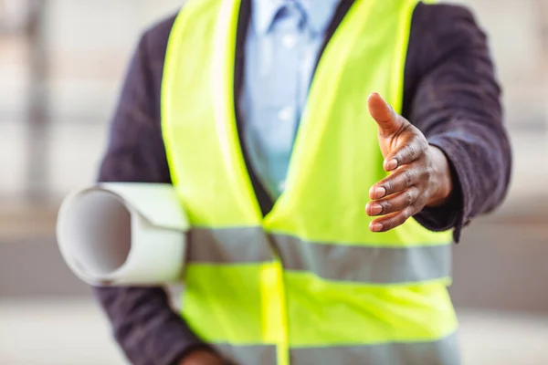 Snygg Byggarbetare Skyddshjälm Och Väst Sträcker Handen För Att Skaka — Stockfoto