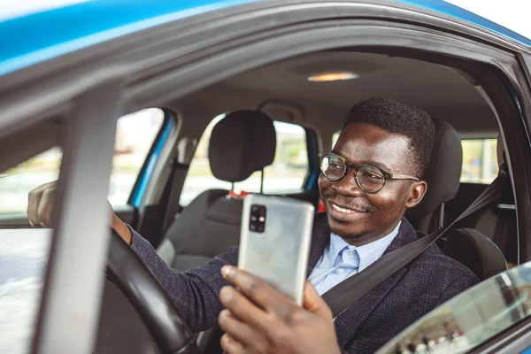 Ein Netter Junger Geschäftsmann Schaut Auf Sein Smartphone Während Auf — Stockfoto