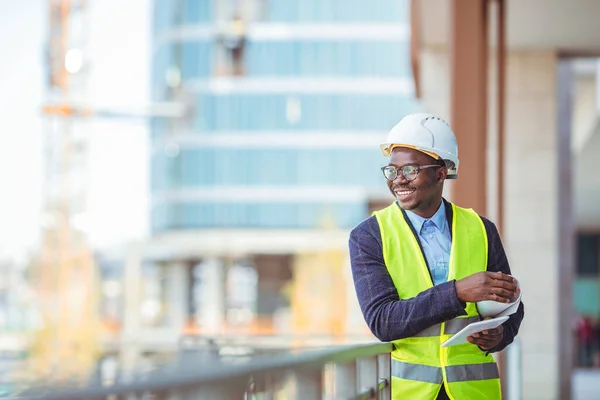 Koncept För Entreprenörsplanering För Byggarbetare Porträtt Afroamerikansk Ingenjör Byggarbetsplats Framgångsrik — Stockfoto