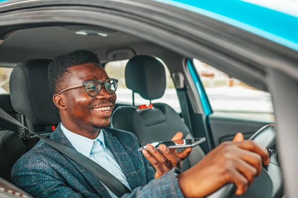 Nahaufnahme Eines Gut Aussehenden Jungen Geschäftsmannes Der Seinem Auto Mit — Stockfoto