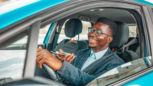 Biznesmen Korzystający Telefonu Komórkowego Podczas Jazdy Samochodem Miło Się Rozmawiało — Zdjęcie stockowe