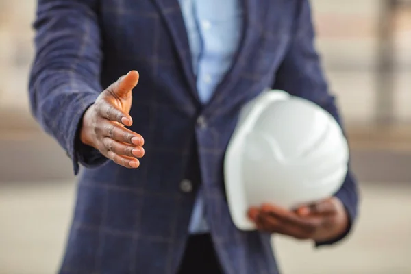 Arkitekt Står Och Skakar Hand Kopiera Utrymmet För Ditt Sms — Stockfoto