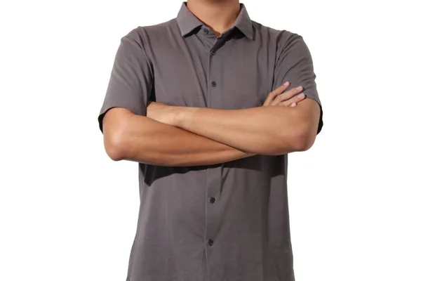 Kollarını kavuşturmuş, kısa kollu bir gömlek giyen biri.