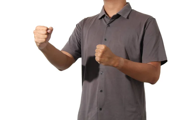 Kısa kollu gömlekli biri dövüşmeye hazır, sola bakıyor.