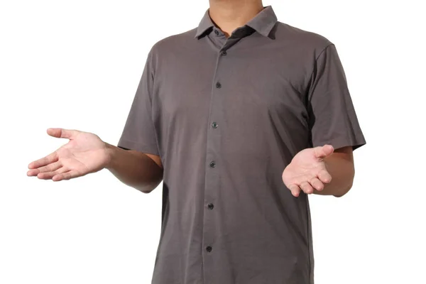 Sıradan kısa kollu bir gömlek giyen birinin kafası karışmış ya da şüpheye düşmüş.