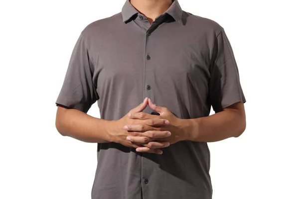 Sıradan bir kısa kollu gömlek giymiş, elleri kıvıran biri.