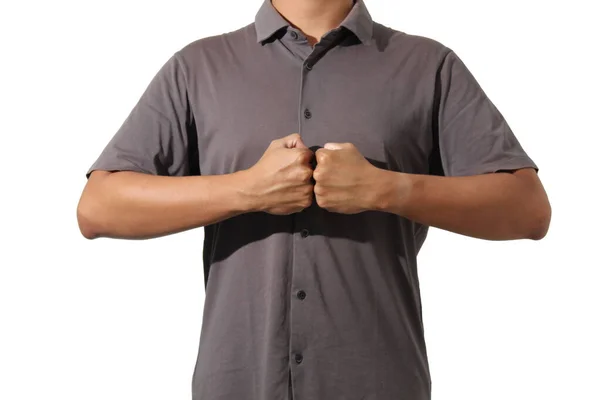 Kısa kollu gömlekli biri dövüşmeye hazır duruyor.