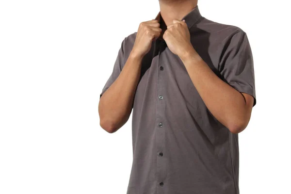 Sıradan kısa kollu gömlekli bir adam iki eliyle tasmayı çekiyor.