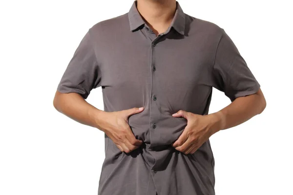 Sıradan, kısa kollu bir gömlek giyen, göbek yağını tutan bir adam.