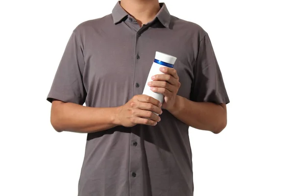 Sıradan kısa kollu gömlekli bir adam iki eliyle beyaz paslanmaz çelik su şişesi tutuyor.