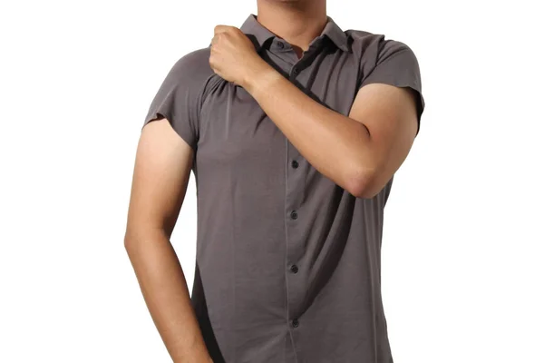 Kısa kollu gömleğini düzelten biri.