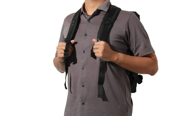 İki eli de siyah bir sırt çantası taşıyan kısa kollu bir adam.