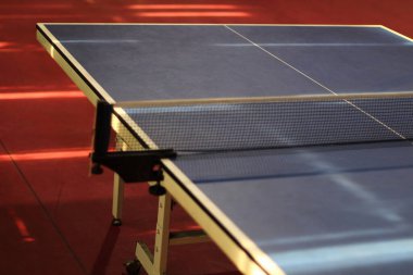 Spor kortunda ağı olan kapalı masa tenisi masası, eğlence, spor, rekabet ve boş zaman kavramları için uygundur..