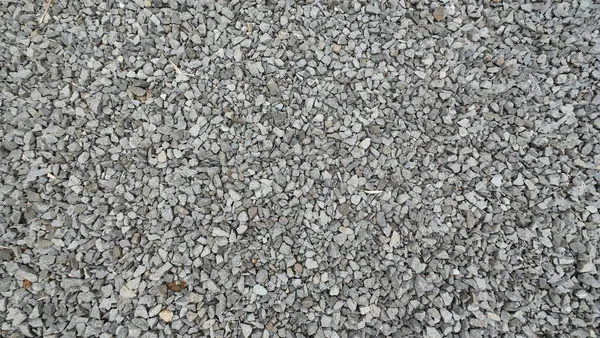 Grinin çeşitli tonlarında küçük taşlar içeren çakıl dokusu. İnşaat, peyzaj ya da dekoratif amaçlar için ideal
