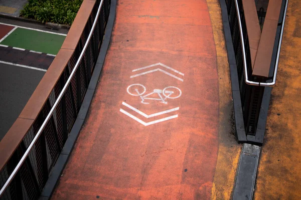 Peyzajdaki kırmızı bisiklet yolu üzerindeki bisiklet sembolü