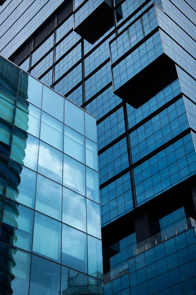 Şehirde modern cam ofis mimarisi.