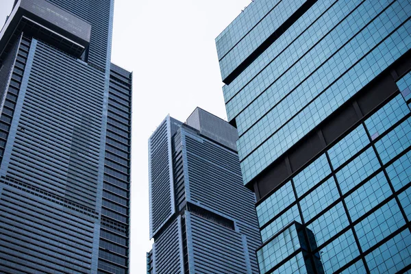 Şehirdeki modern mavi renkli yüksek katlı ofis mimarisi.