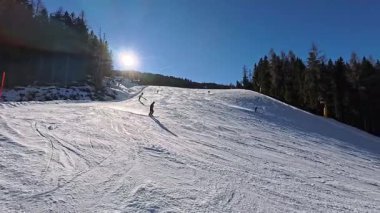 Mavi Gök Altında Kayak Tatili: Schladming 'de Açık Güneş ve Açık Hava Altında Çok sayıda Kayakçı