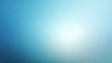 yumuşak mavi gradyan hafif ışık yayıyor, ince bokeh ve yumuşak odak serin deniz mavisi tonları ve havadar atmosfer ile, kurumsal başlıklar, sunumlar ve web düzeni için ideal minimum arkaplan