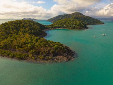 Queenslands kıyı şeridinin, el değmemiş plajların, turkuaz okyanus sularının ve tropikal adaların doğal güzelliklerini gösteren yüksek çözünürlüklü hava fotoğraflarının bir derlemesi. Profesyonel insansız hava aracı ekipmanlarıyla çekilen bu görüntüler canlı manzarayı gösteriyor..