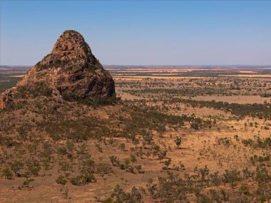 Çarpıcı bir hava aracı görüntüsü Avustralya 'nın taşra Queensland kentindeki engebeli sıradağları yakalar ve ıssız bir arazinin ham güzelliğini gözler önüne serer. Sahne kayalık çıkıntılar, dramatik arazi, ufuk çizgileri...