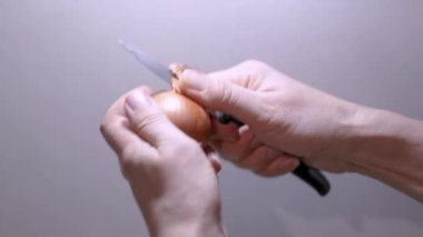 Kadın Elleri Beyaz Arkaplanda Çiğ Beyaz Soğan Soyuyor