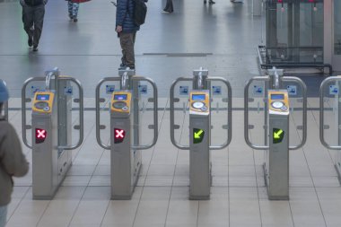 Otomatik Bilet Kapılarından Otomatik Yoldan Geçen Yolcular