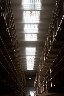 Alcatraz Cezaevi 'nden hücrelerin ve katların fotoğrafı. 