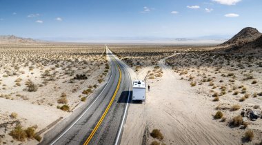 Ölüm Vadisi 'nin yanında karavanlı sonsuz bir yol manzarası.